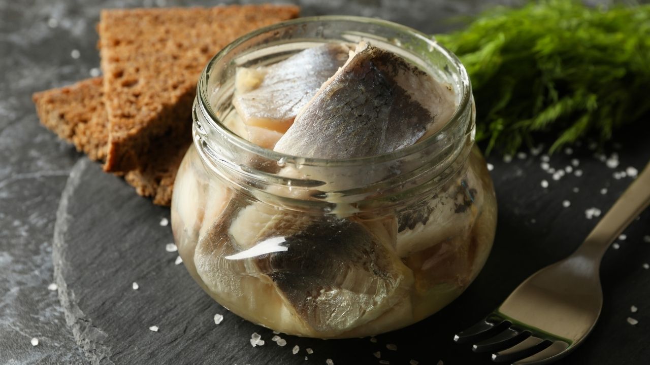 Pokrojone filety śledziowe w słoiku