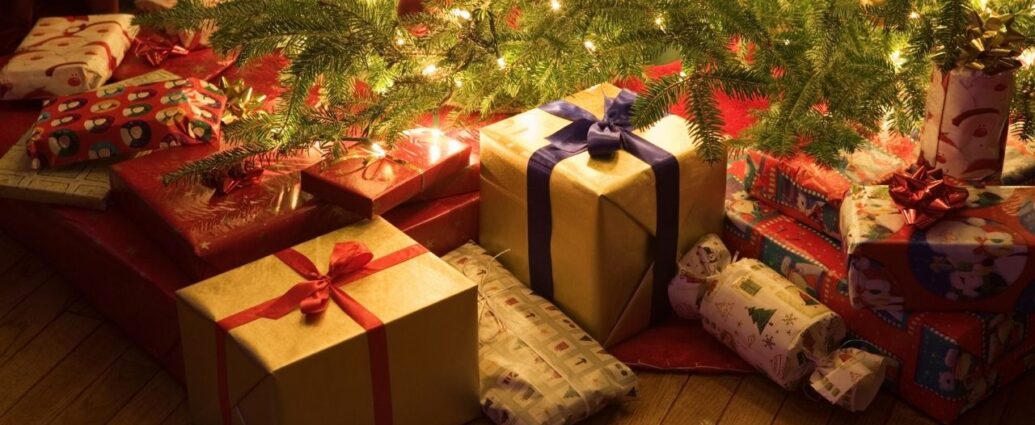 Prezenty pod choinką. Kto przychodzi 24 grudnia i przynosi prezenty w Wigilię?