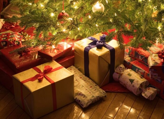 Prezenty pod choinką. Kto przychodzi 24 grudnia i przynosi prezenty w Wigilię?