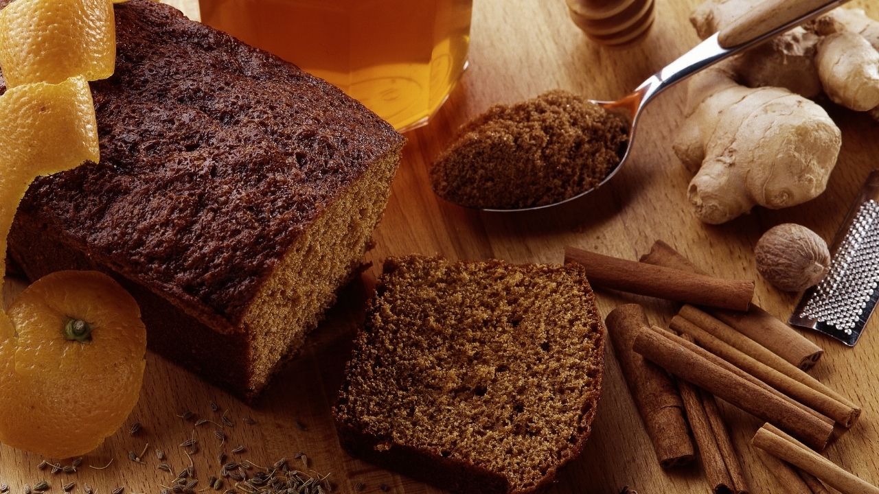 Tradycyjny piernik przygotowany z miodem i korzennymi przyprawami