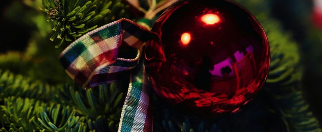 Bombka na tradycyjnej choince z jodły