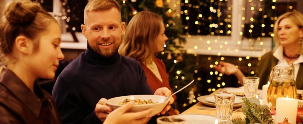 Rodzina przy wigilijnym stole