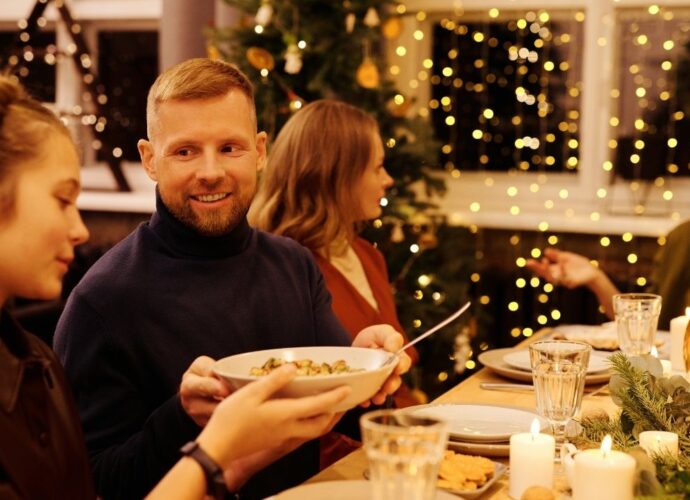 Rodzina przy wigilijnym stole