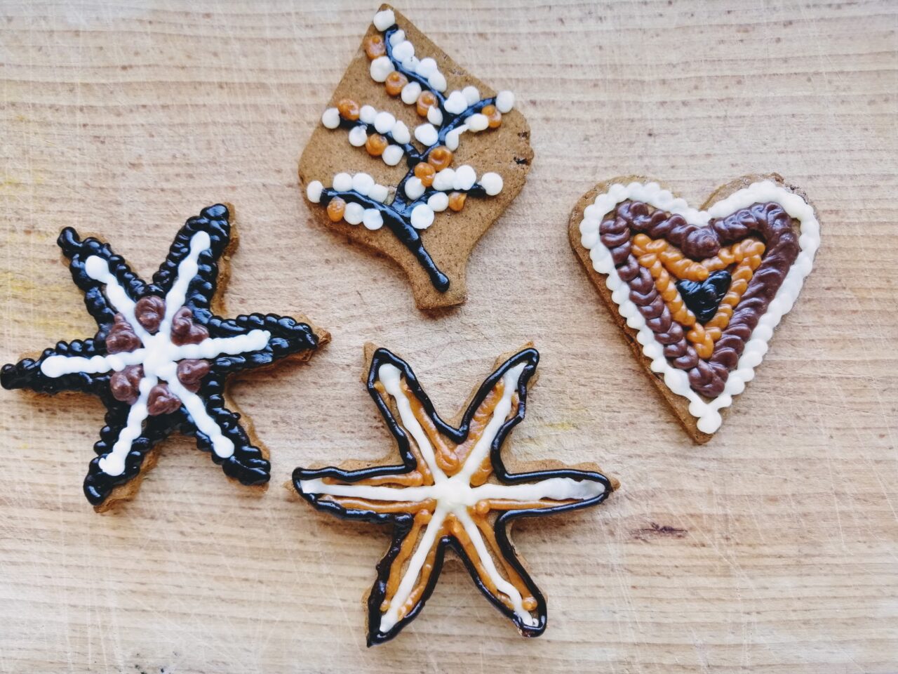 Żytnie pierniczki, upieczone z dodatkiem miodu gryczanego