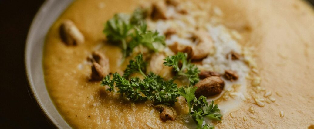 Warzywna zupa-krem z sezonowych warzy z dodatkiem rozgrzewających przypraw, to idealne danie na zimę