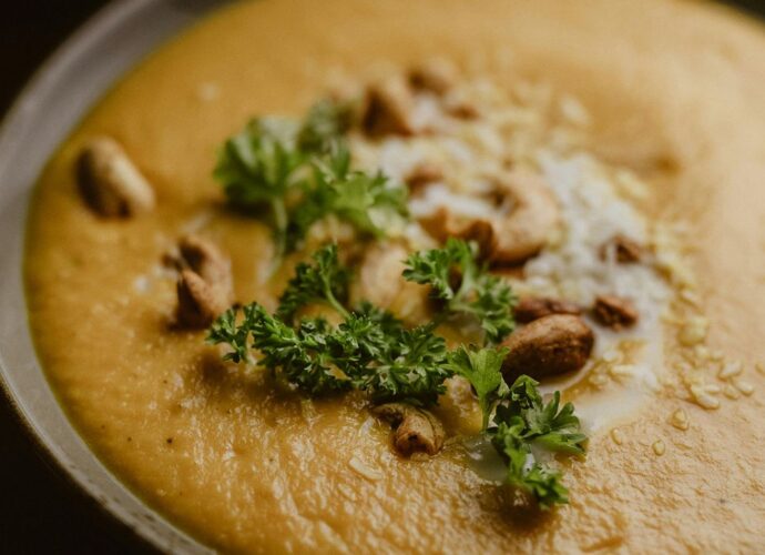 Warzywna zupa-krem z sezonowych warzy z dodatkiem rozgrzewających przypraw, to idealne danie na zimę