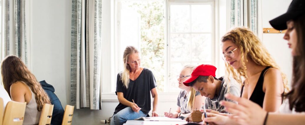 Studenci filologii angielskiej w trakcie zajęć