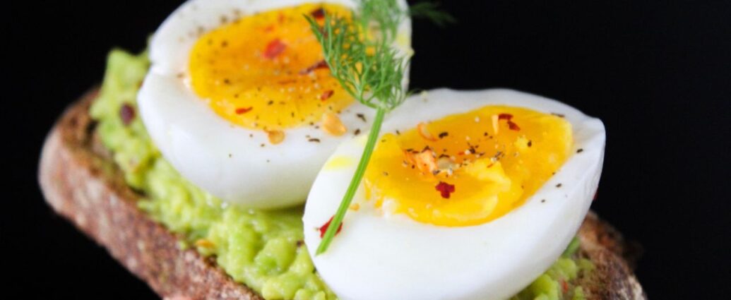 Kanapka z ugotowanym jajkiem i pastą z awokado