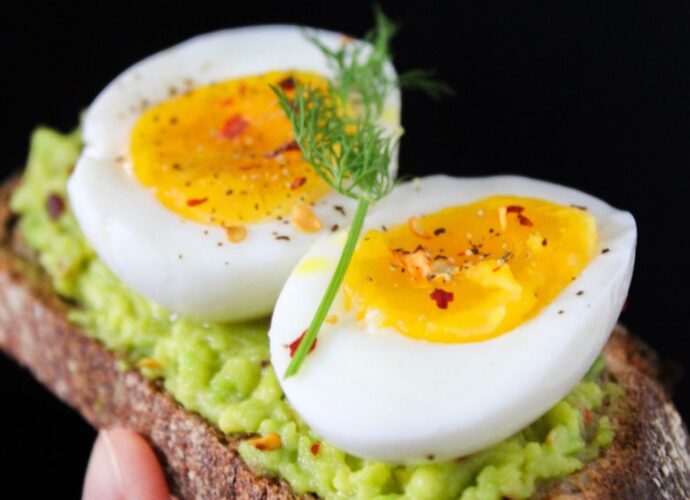 Kanapka z ugotowanym jajkiem i pastą z awokado