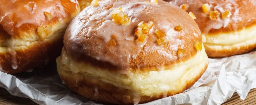 Pączki z lukrem i skórką pomarańczową. Sposoby na odświeżenie czerstwych pączków