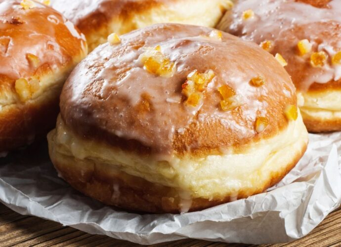 Pączki z lukrem i skórką pomarańczową. Sposoby na odświeżenie czerstwych pączków
