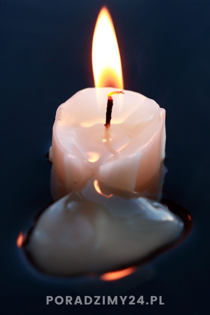 Wosk spływający z palącej się świecy