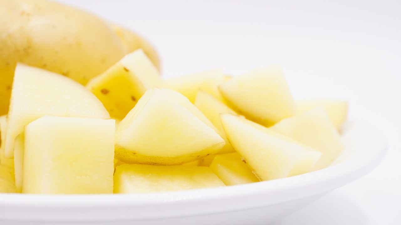 Ziemniaki pokrojone w rustykalne kawałki