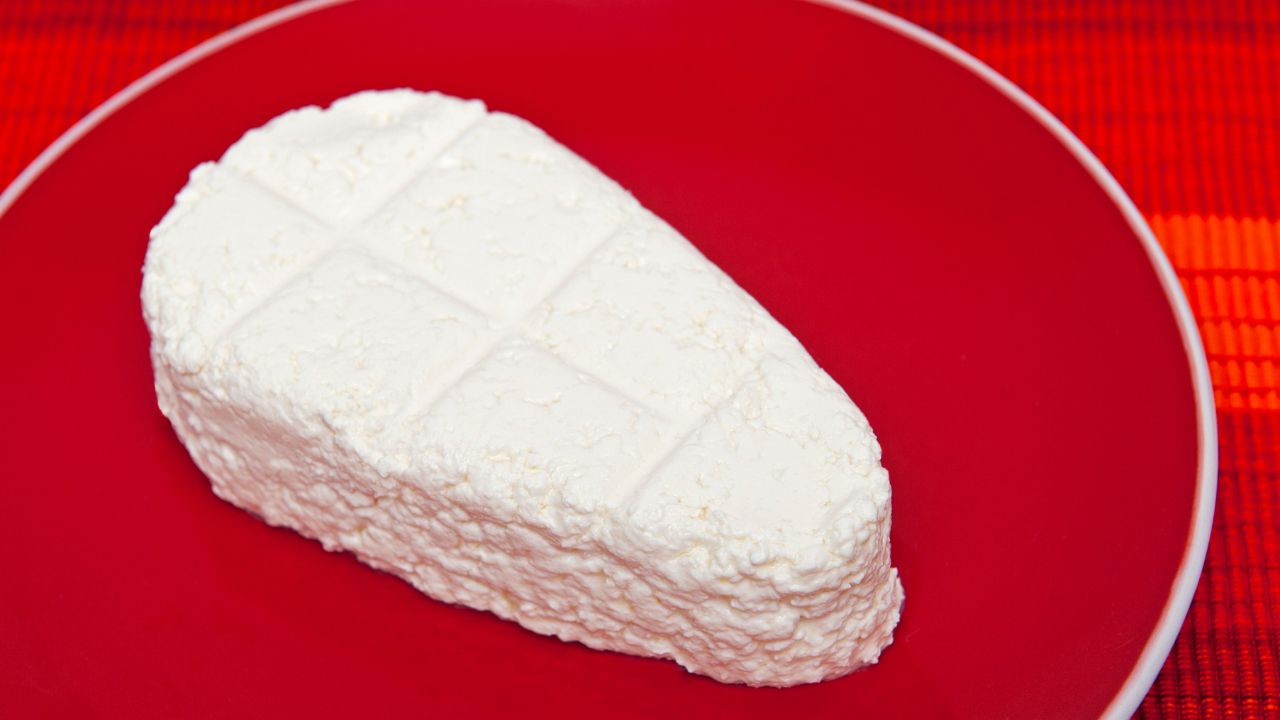 Twaróg uformowany w tak zwany klinek na czerwonym talerzu