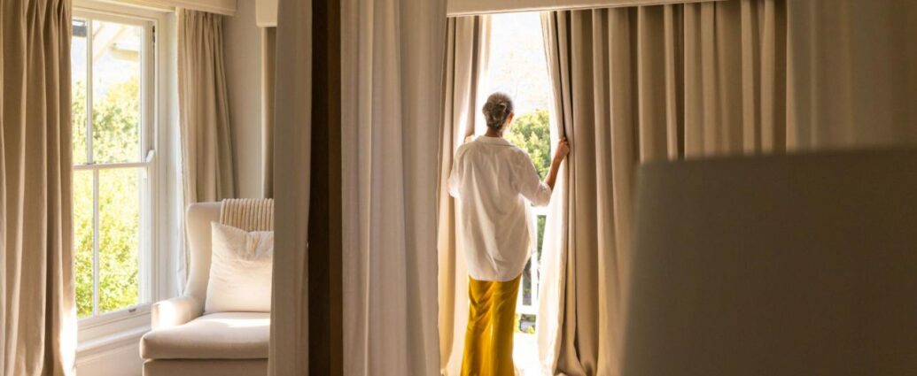 Dopasowanie tkaniny do stylu wnętrza Styl aranżacji wnętrza w dużej mierze determinuje wybór materiału. W nowoczesnych, minimalistycznych pomieszczeniach świetnie sprawdzą się lekkie, gładkie tkaniny, takie jak len czy poliester, które podkreślą prostotę form. Z kolei w klasycznych lub eleganckich wnętrzach doskonałym wyborem będą cięższe materiały, jak welur czy aksamit, które dodają prestiżu i wyrafinowania. Ważne jest, aby tkanina nie tylko pasowała wizualnie, ale także współgrała z meblami i dodatkami. Funkcjonalność materiału – praktyczne aspekty wyboru Każde pomieszczenie w domu ma inne potrzeby, dlatego warto uwzględnić funkcjonalność tkaniny. W sypialni najlepiej sprawdzą się materiały zaciemniające, takie jak blackout, które ograniczą dostęp światła i zapewnią komfort snu. W salonie, gdzie zależy nam na estetyce i częściowym dostępie światła, lekkie firany lub zasłony z mieszanki bawełny będą strzałem w dziesiątkę. Decydując się na zasłony na wymiar, można precyzyjnie dopasować właściwości tkaniny do konkretnego pomieszczenia. Szukasz fachowego doradztwa? Zapraszamy! Styl Studio - zasłony na wymiar Poznań Rodzaj tkaniny a łatwość utrzymania w czystości Warto zastanowić się, jak często będziesz prać zasłony i czy ich pielęgnacja będzie wymagała specjalnych zabiegów. Naturalne materiały, takie jak bawełna czy len, są piękne, ale wymagają prasowania i starannego prania. Tkaniny syntetyczne, np. poliester, są łatwe w czyszczeniu, trwałe i odporne na blaknięcie, co czyni je idealnym rozwiązaniem do wnętrz, w których zasłony będą narażone na intensywne użytkowanie. Zasłony na wymiar – idealne dopasowanie do Twojego wnętrza Decydując się na zasłony na wymiar, zyskujesz możliwość pełnego dostosowania ich długości, szerokości i rodzaju materiału do własnych potrzeb. Takie rozwiązanie pozwala uniknąć kompromisów i daje pewność, że zasłony będą wyglądały perfekcyjnie w każdym detalu. Niezależnie od tego, czy aranżujesz duży salon z panoramicznymi oknami, czy przytulną sypialnię z małym oknem, personalizowane zasłony dodadzą wnętrzu niepowtarzalnego charakteru. Dobór odpowiedniej tkaniny to inwestycja, która wpływa na komfort i estetykę wnętrza. Wybierając tkaniny, pamiętaj przy tym, że najlepiej postawić na zasłony na wymiar. Jest to rozwiązanie, które pozwala idealnie dopasować każdy szczegół do Twojego stylu życia i potrzeb