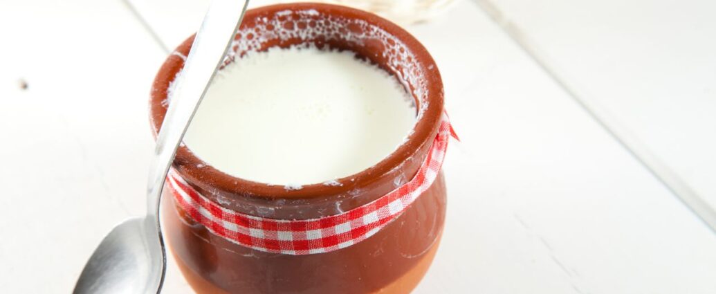 Zsiadłe mleko z glinianym kubku