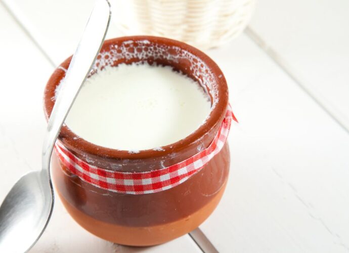 Zsiadłe mleko z glinianym kubku