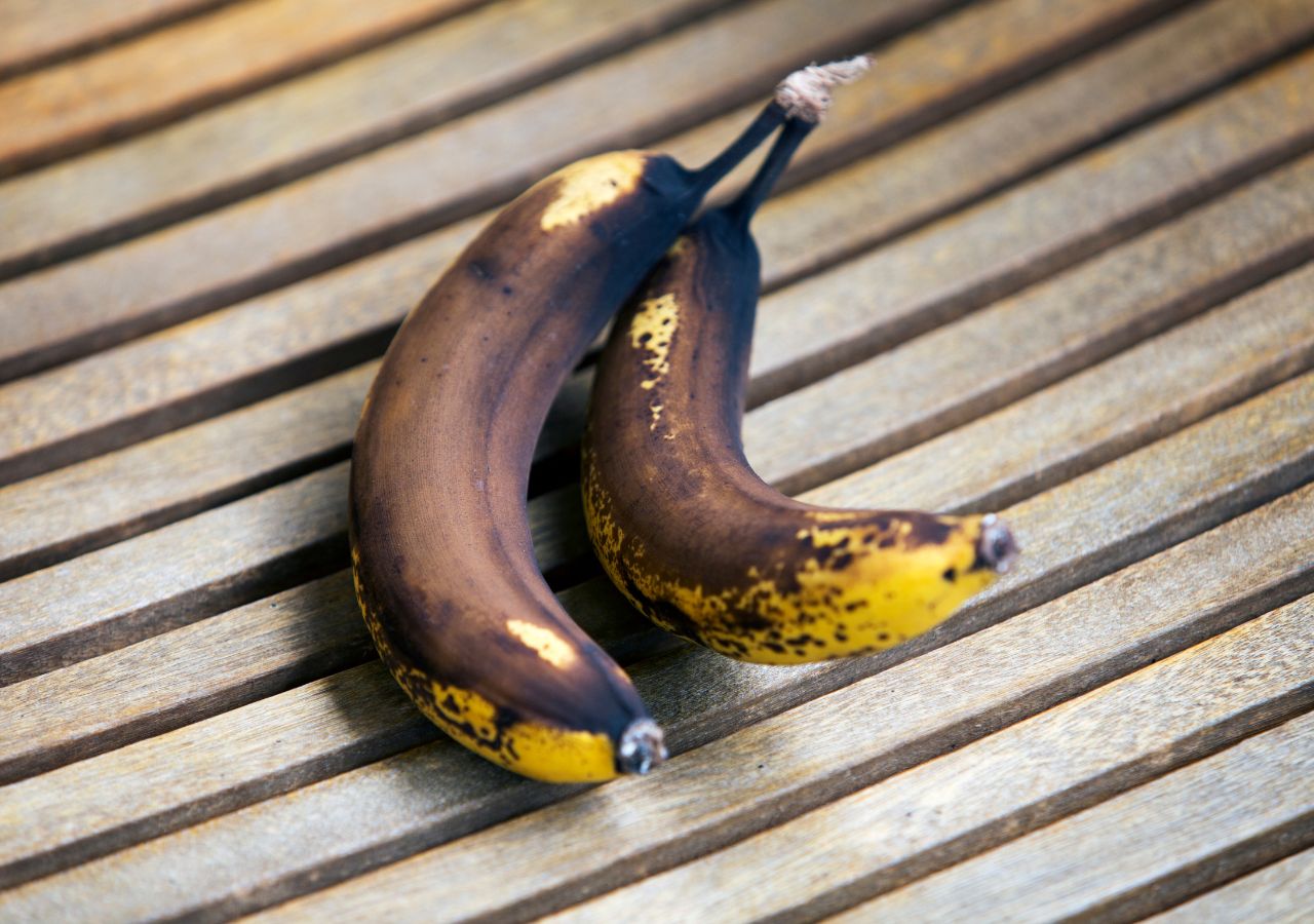 Przejrzałe banany możemy wykorzystać także w ogrodzie