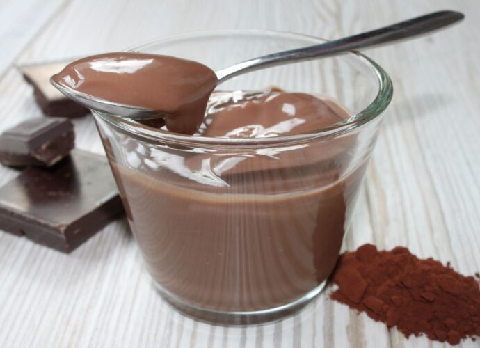 Budyń czekoladowy podany z kawałkiem czekolady i gorzkim kakao