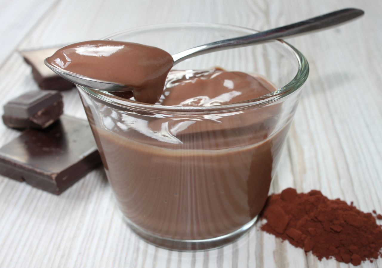 Budyń czekoladowy podany z kawałkiem czekolady i gorzkim kakao