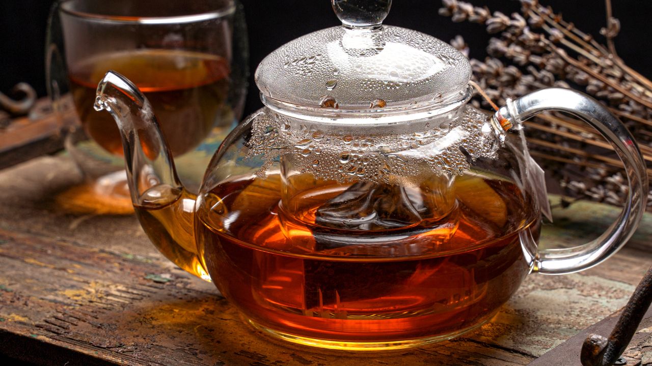Herbata zaparzona w szklanym dzbanku