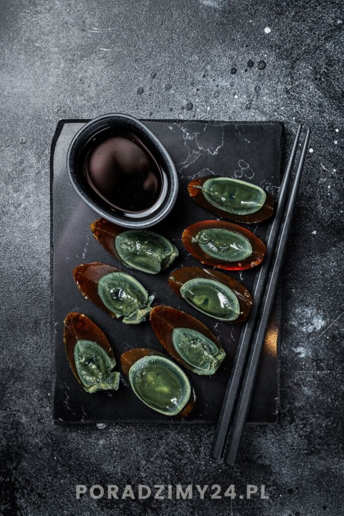 Jajka stuletnie, znane również jako pidan, to tradycyjny przysmak kuchni chińskiej