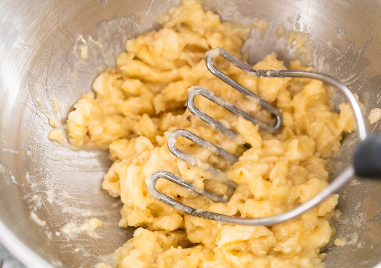 Rozgniecione przejrzałe banany możemy dodać do wielu potraw - wzbogacą smak, dosłodzą, dodadzą wilgoci