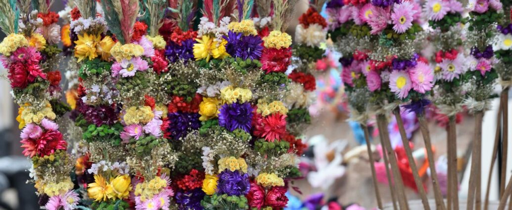 Tradycyjne palmy wielkanocne wykonane z suszonych kwiatów i traw