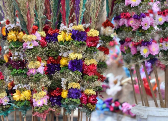 Tradycyjne palmy wielkanocne wykonane z suszonych kwiatów i traw