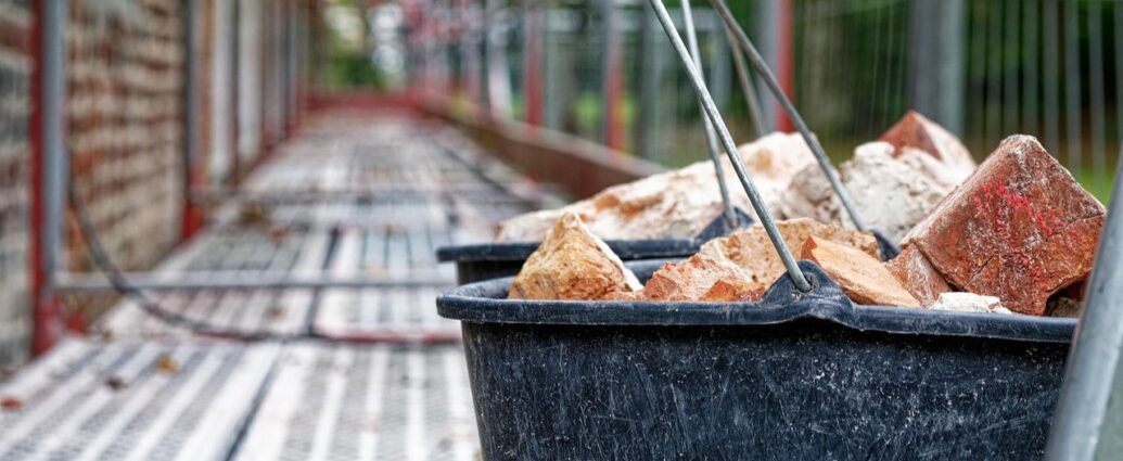 Kontener czy worek Big Bag – co wybrać na wiosenne prace budowlane?