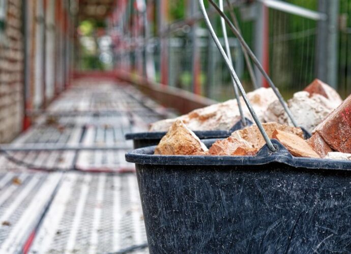 Kontener czy worek Big Bag – co wybrać na wiosenne prace budowlane?