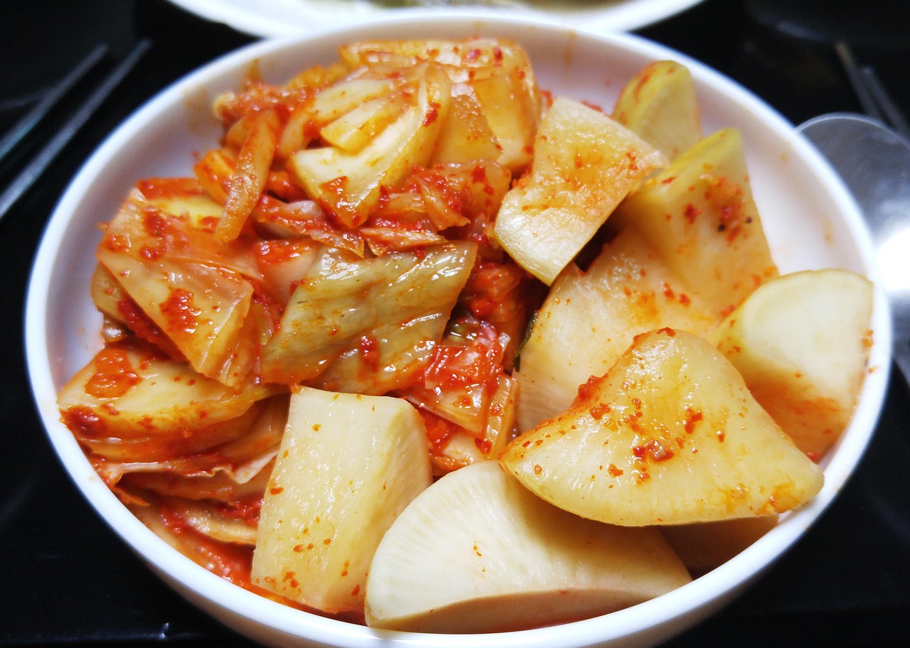 Kimchi w białej misce