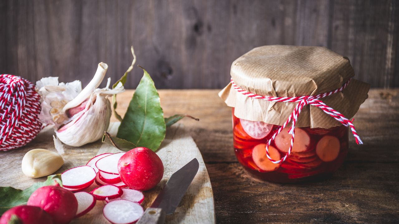 Słoik z kiszonymi rzodkiewkami