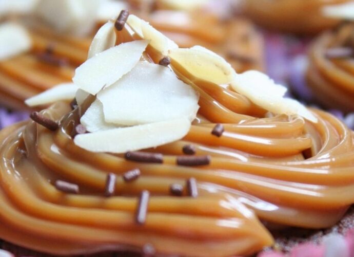 Babeczka z domowym kremem kajmakowym ze starych krówek