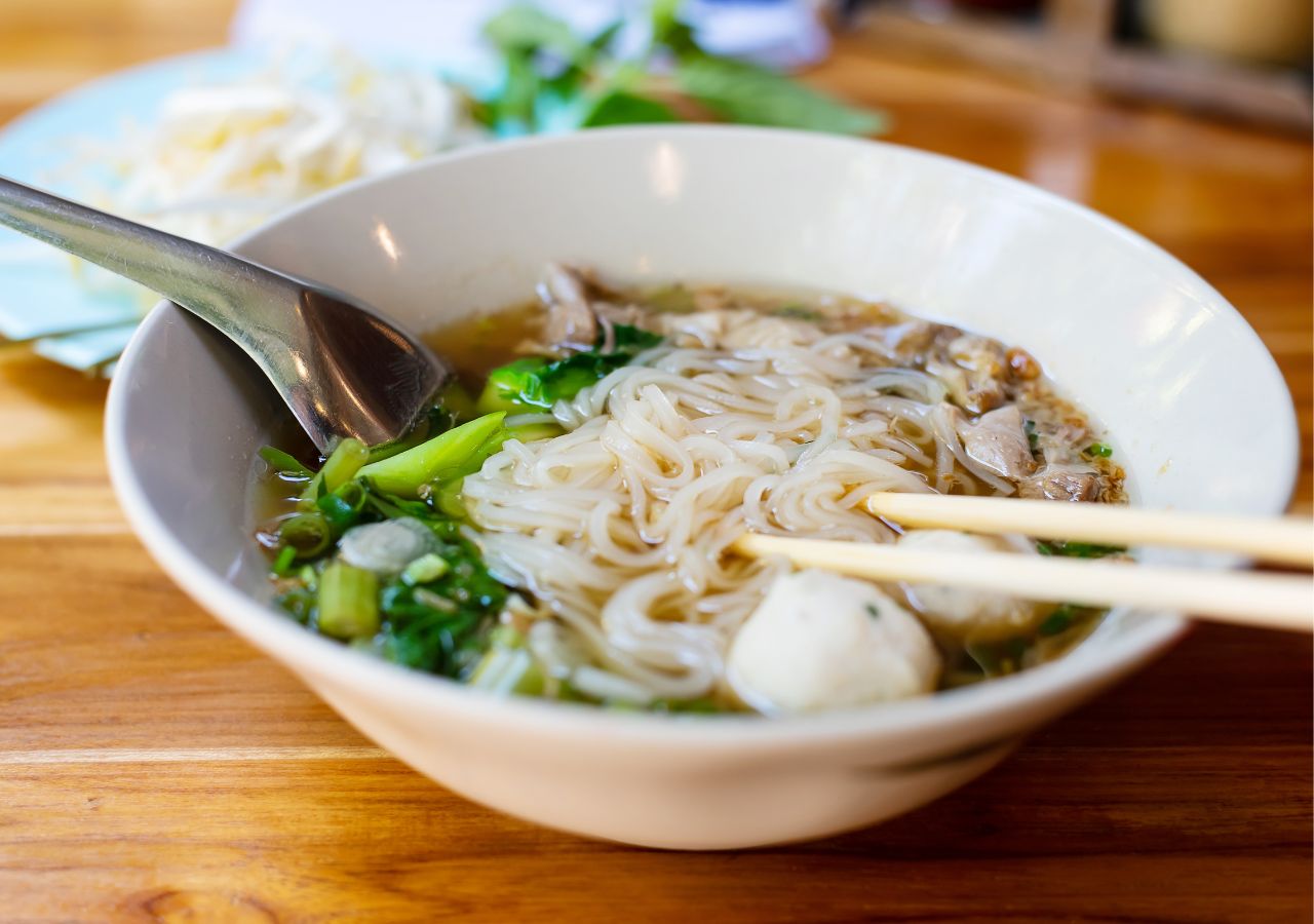 Makaron ryżowy często gości w daniach kuchni azjatyckiej