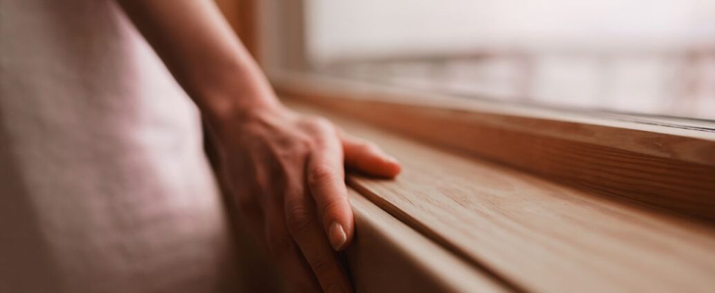 Dawniej okna drewniane kojarzyły się z częstym malowaniem, wypaczaniem się i wysoką ceną. Dziś jednak technologia poszła do przodu, a ramy z drewna mają znacznie więcej do zaoferowania, niż mogłoby się wydawać