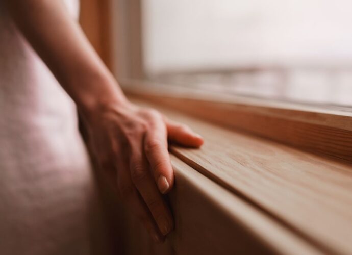 Dawniej okna drewniane kojarzyły się z częstym malowaniem, wypaczaniem się i wysoką ceną. Dziś jednak technologia poszła do przodu, a ramy z drewna mają znacznie więcej do zaoferowania, niż mogłoby się wydawać