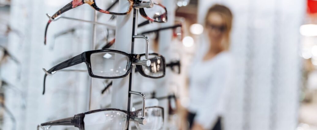 Dobór odpowiednich szkieł okularowych to kluczowa kwestia dla osób z wadami wzroku. Wysokiej jakości soczewki nie tylko poprawiają widzenie, ale również wpływają na komfort codziennego funkcjonowania