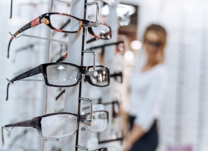 Dobór odpowiednich szkieł okularowych to kluczowa kwestia dla osób z wadami wzroku. Wysokiej jakości soczewki nie tylko poprawiają widzenie, ale również wpływają na komfort codziennego funkcjonowania