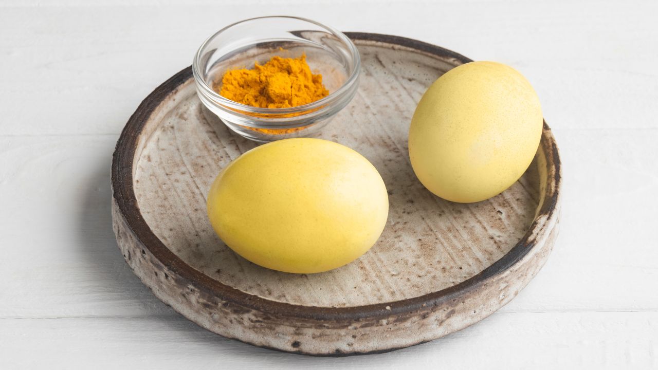 Najpierw barwimy pisanki na żółto za pomocą kurkumy