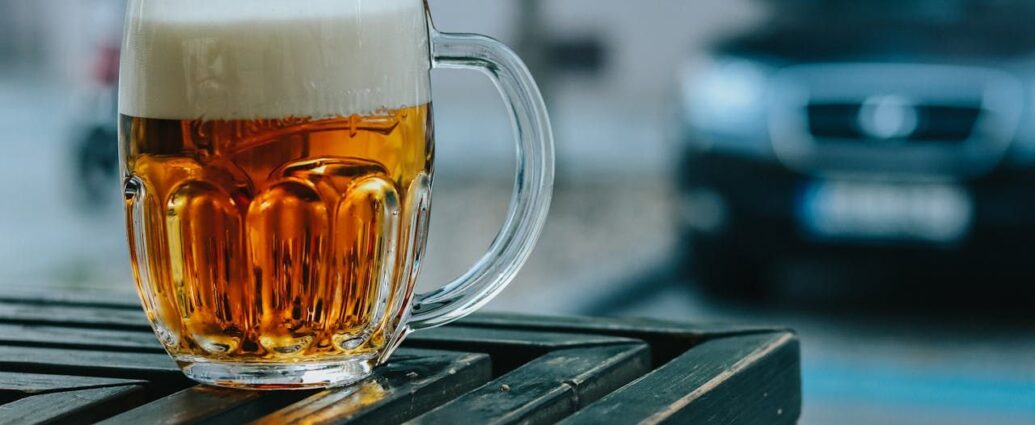 Kufel piwa na stole