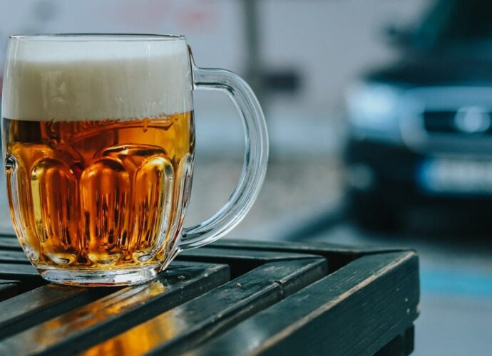 Kufel piwa na stole