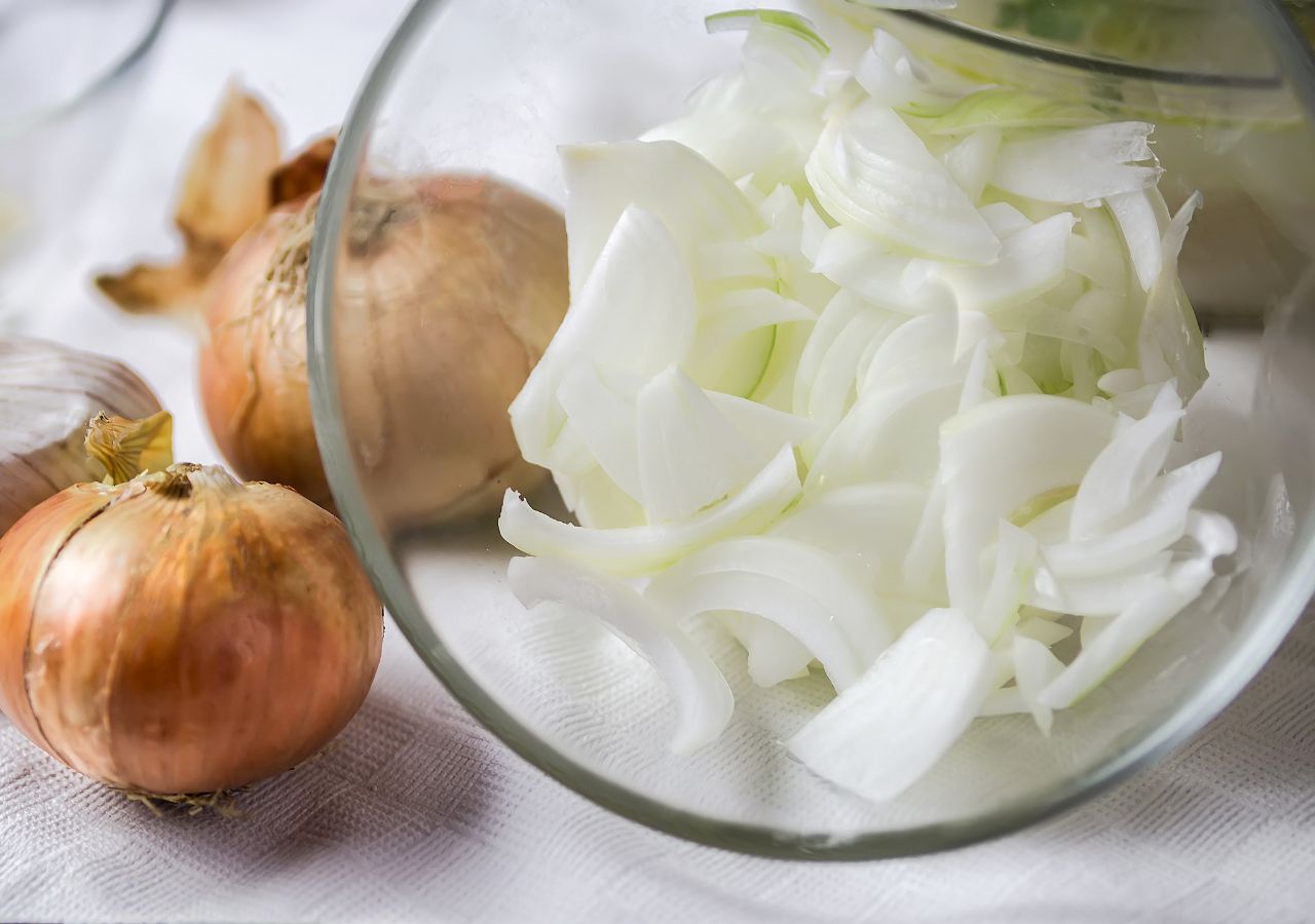 Pokrojona cebula w misce