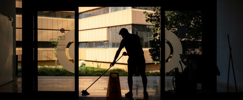 Sprzątanie holu w biurowcu. Wybór odpowiednich produktów do sprzątania nie jest najłatwiejszy, ponieważ liczba produktów w tej branży zdaje się być nieskończona