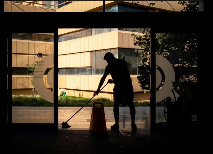 Sprzątanie holu w biurowcu. Wybór odpowiednich produktów do sprzątania nie jest najłatwiejszy, ponieważ liczba produktów w tej branży zdaje się być nieskończona