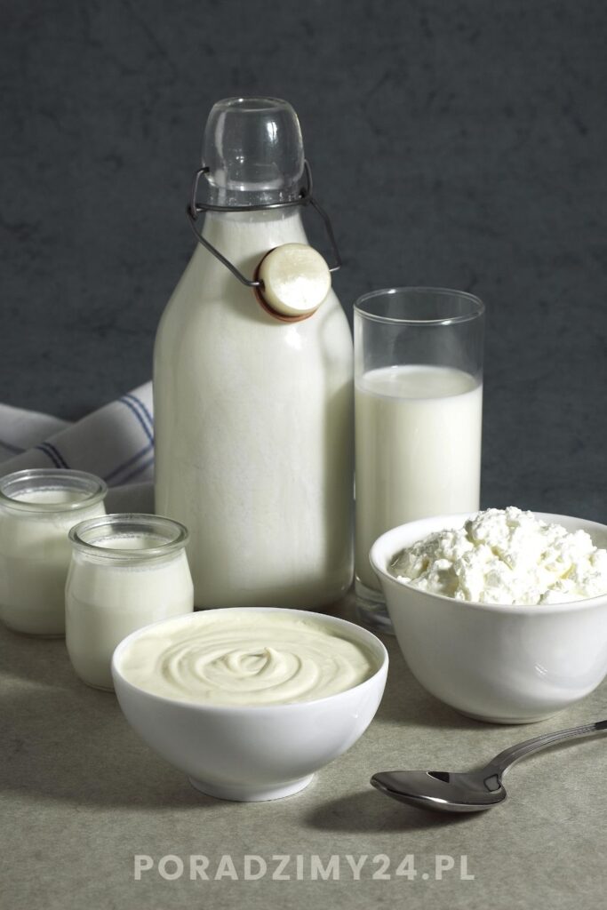 Zwarzone mleko nie musi lądować w zlewie. Może się przydać w kuchni i ogrodzie