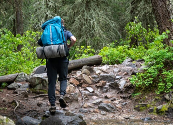 Co lepiej sprawdzi się podczas trekkingu – torba czy plecak?