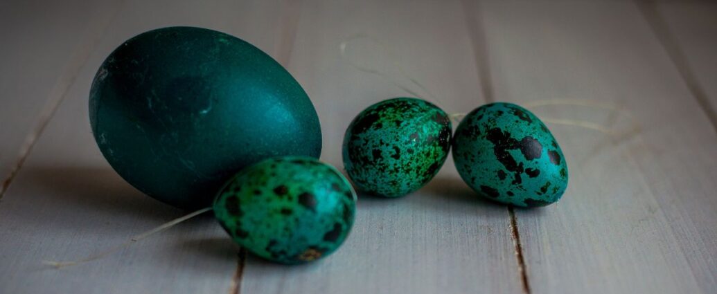 Ten sposób znają tylko nieliczni. Zielone pisanki w naturalnym stylu