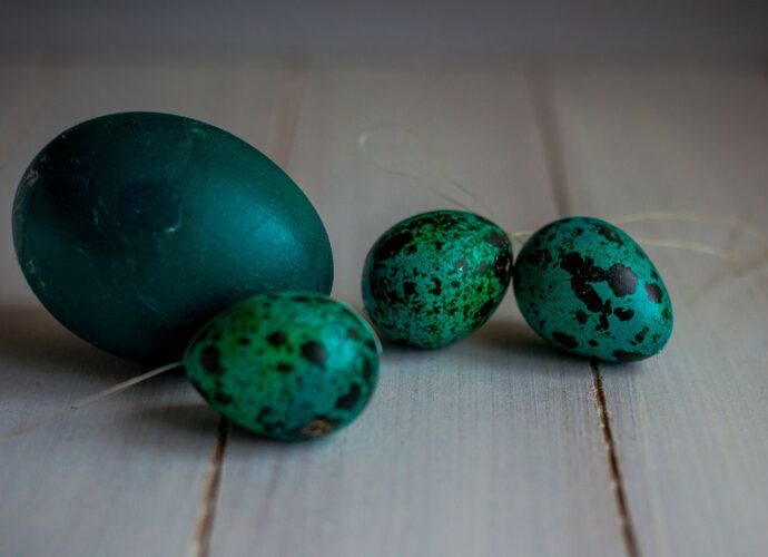 Ten sposób znają tylko nieliczni. Zielone pisanki w naturalnym stylu