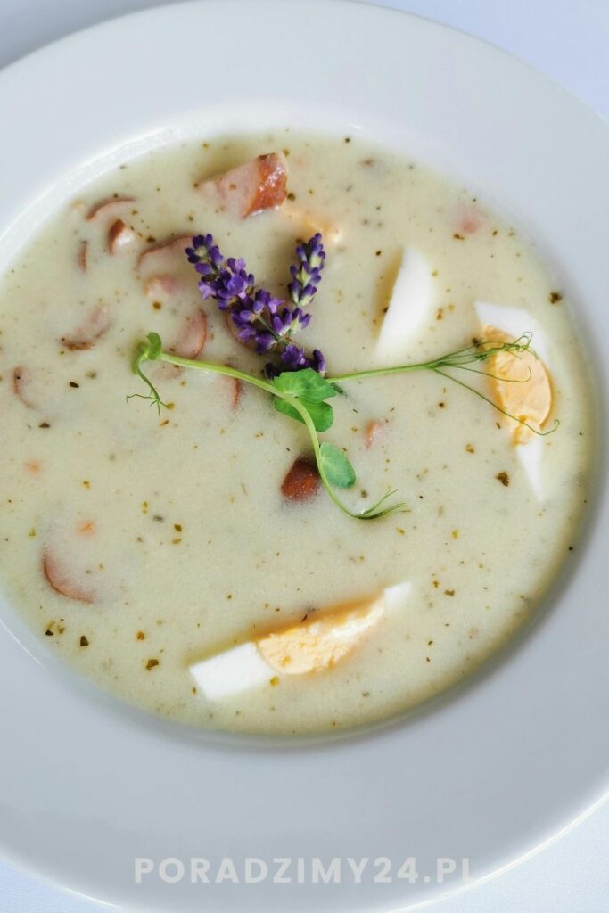 Żurek to tradycyjna polska zupa, którą możemy podawać z różnymi dodatkami